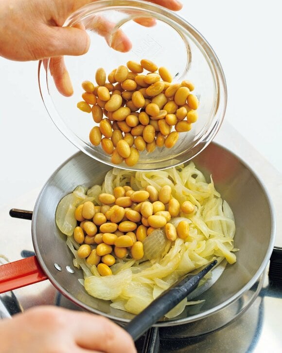 フライパンに大豆を入れる様子