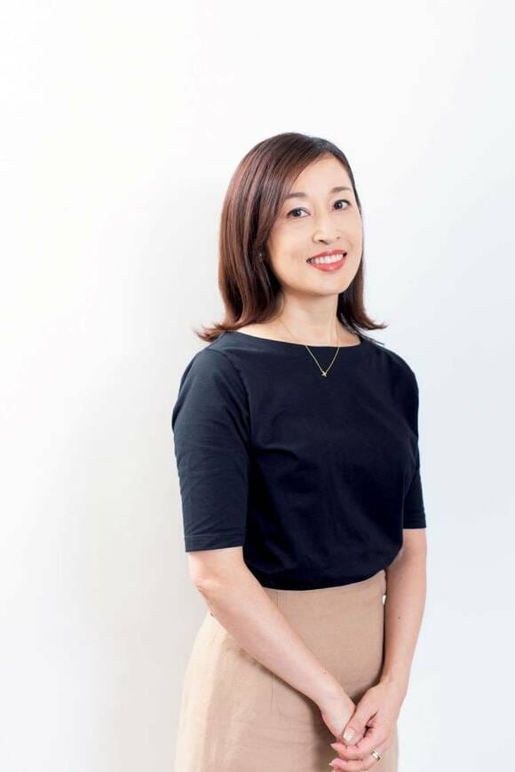 黒トップス女性