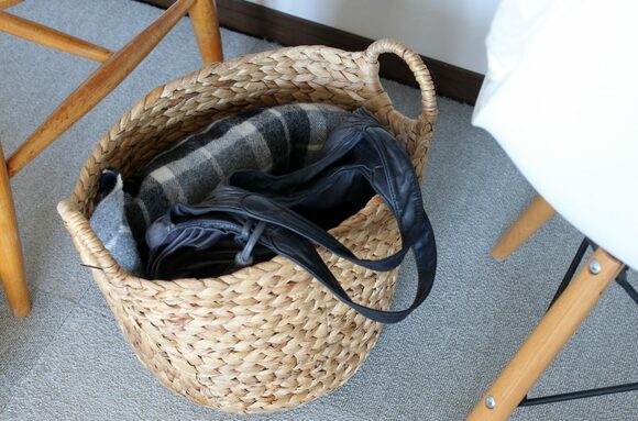 大きめのカゴを荷物置き場に