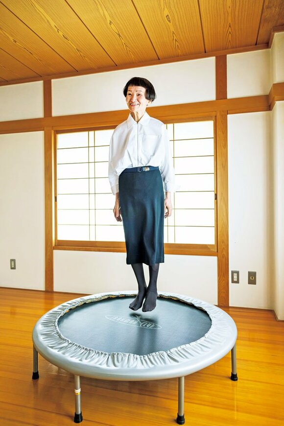 トランポリンをする女性