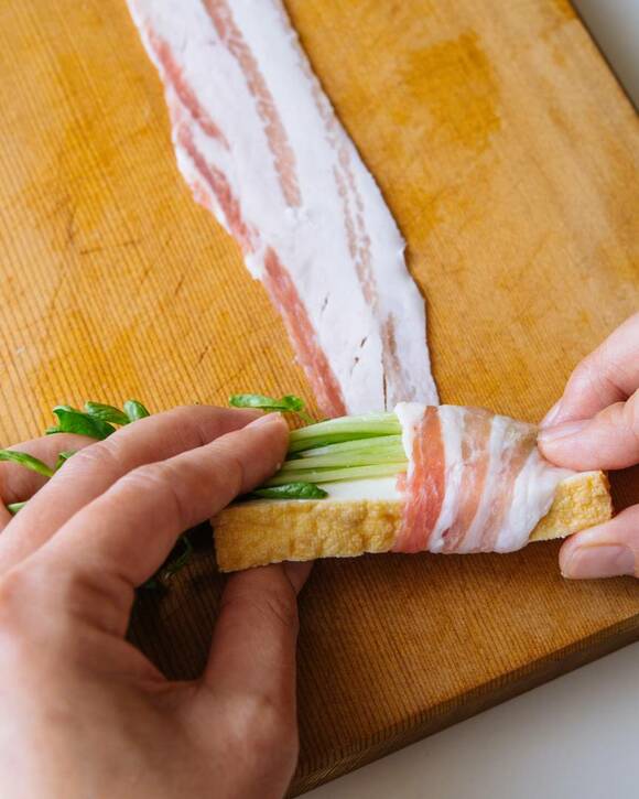 豆苗と厚揚げを肉で巻く