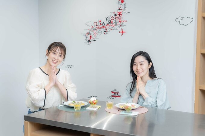 試食するふたり