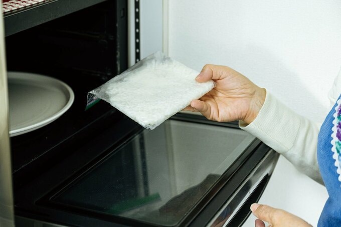 昼食を用意する足立さん