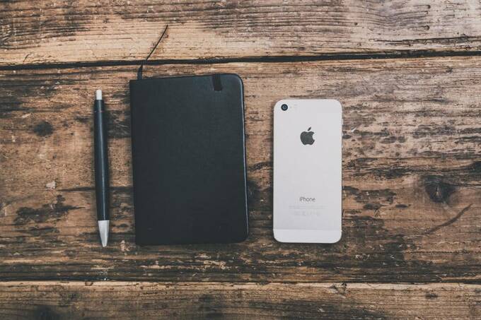 ペンとメモ帳とスマホ