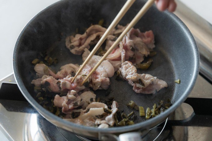 豚肉と高菜を炒める