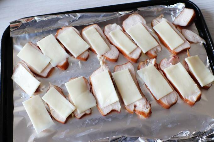 チキンの上にチーズをのせた様子