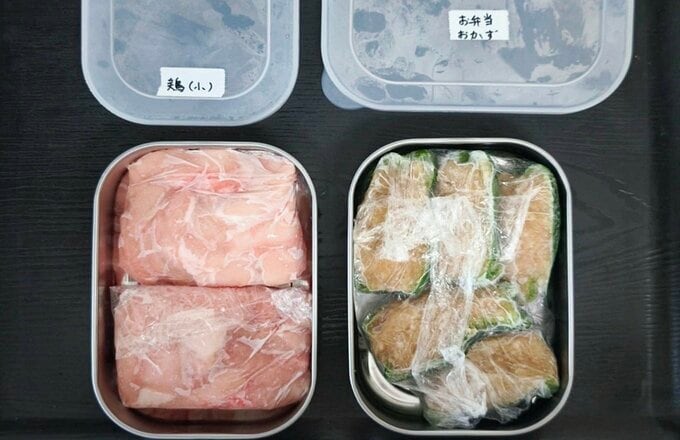 お弁当のおかずを容器に入れて保存している
