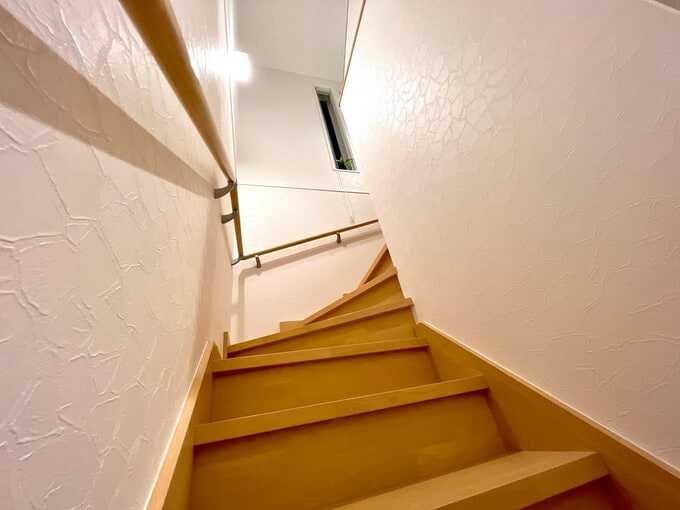 折り返し階段の見上げ