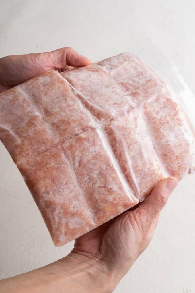 ひき肉は、冷凍前に菜箸でつけた筋に沿って、簡単に手で割れます。
