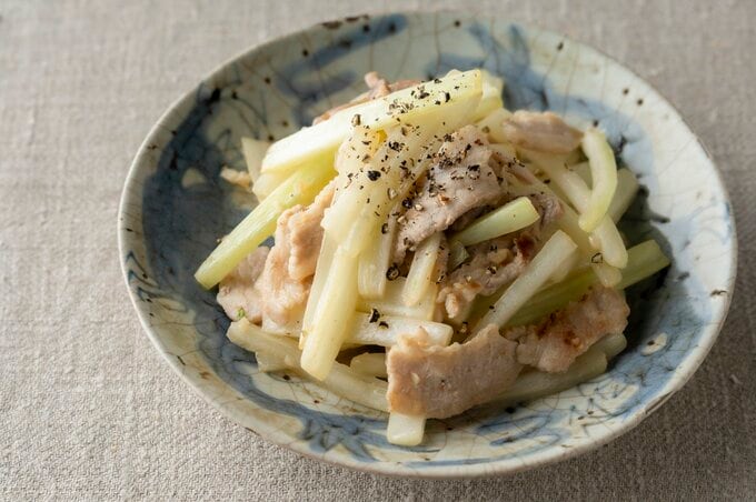 白菜の芯と豚バラのにんにく塩炒め