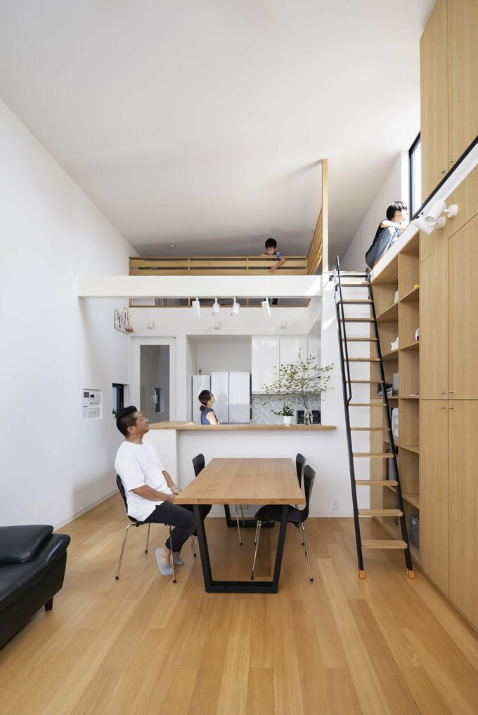 天井高をとってLDKとつながる屋根裏部屋