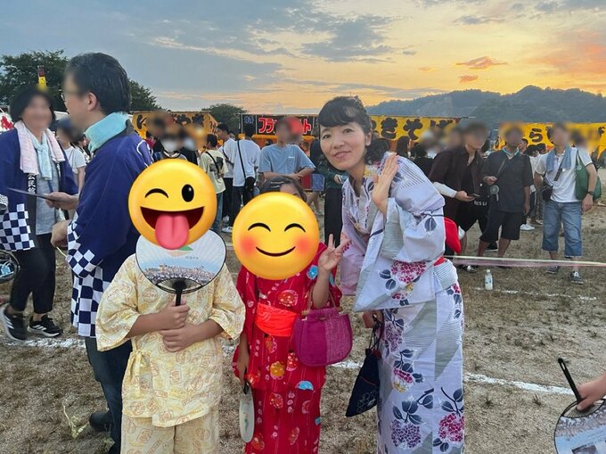 浴衣を着る女性と子ども