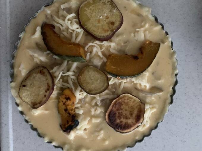 ピザ用チーズと焼き野菜をのせる