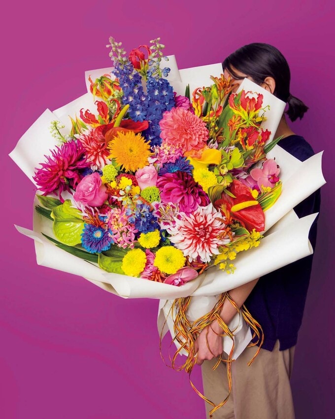 花束を持つ女性