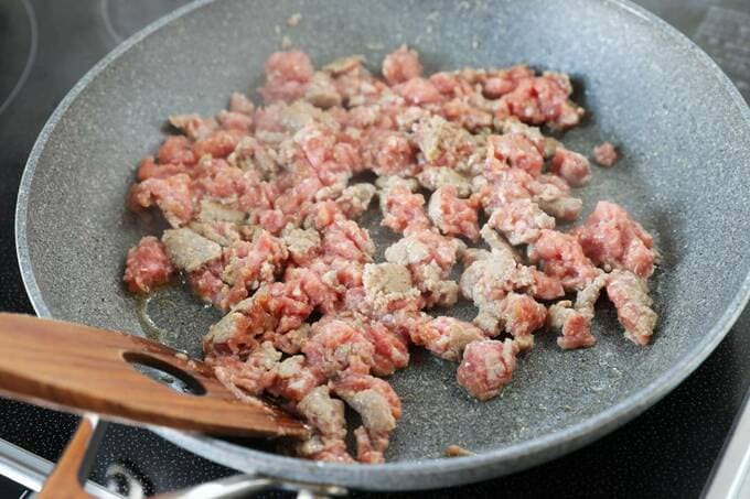 ひき肉を炒める様子