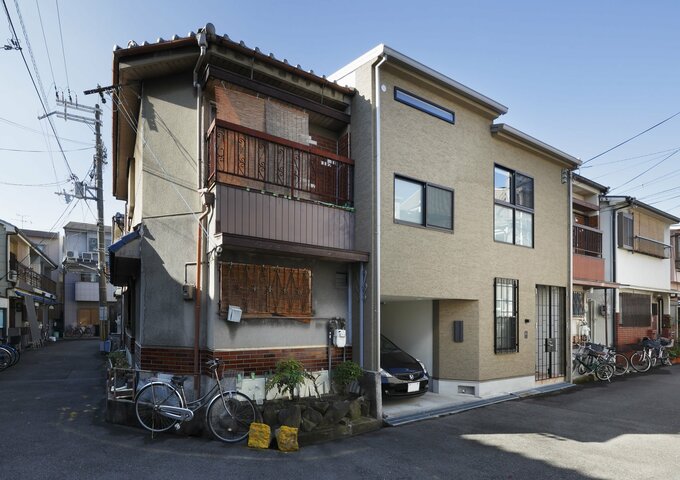 北向きの4軒長屋の外観