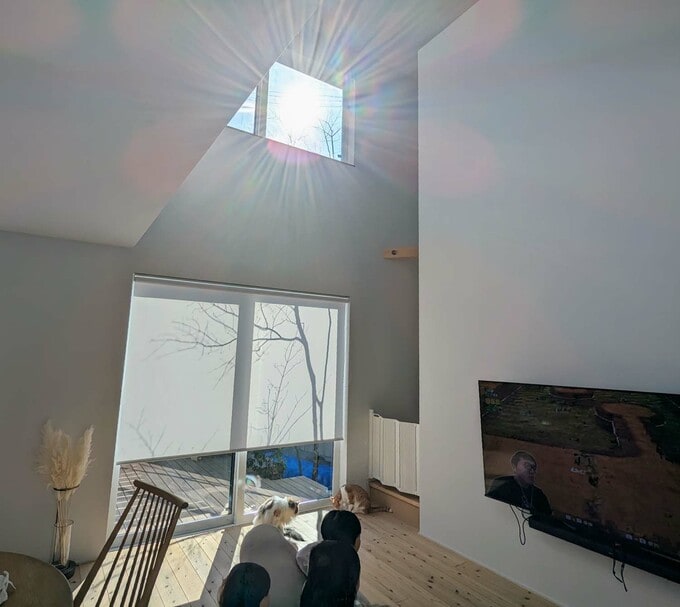 吹き抜け窓からの日射