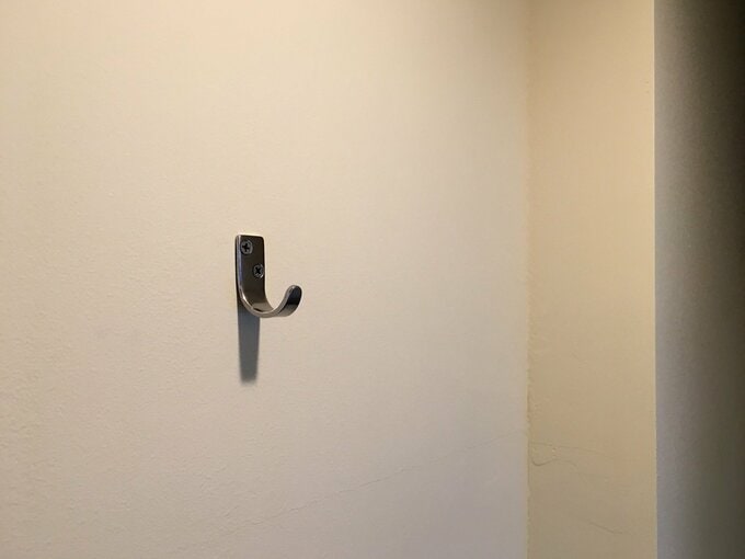 脱衣所の壁に設置されたフック