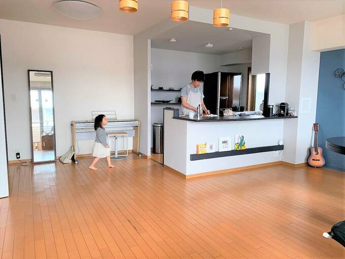 リビングに男性と子ども