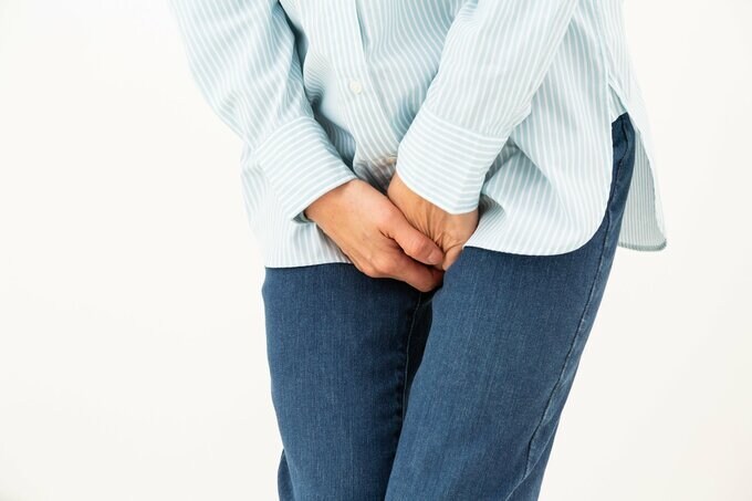 デリケートゾーンを押さえる女性のイメージ画像