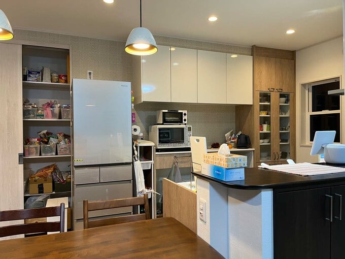 冷蔵庫に近いダイニングテーブル