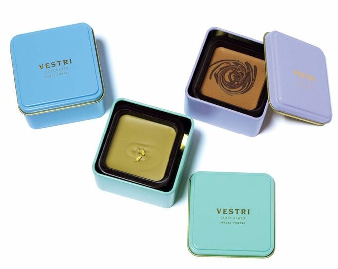 たくさんのカラフルな缶