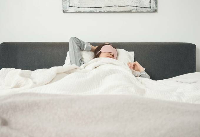 ベッドにアイマスク女性