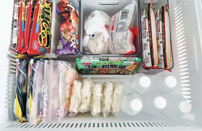 冷凍庫内で立ててストックされた食品