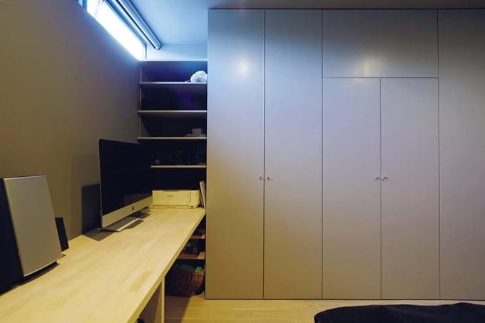 書斎も兼ねる寝室