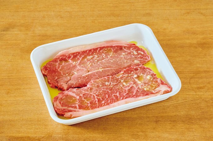牛肉をマリネしているところ