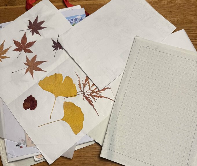 ダイニングテーブルに山積みになった学校プリントは、“行き先ルール”を決めるだけで整います