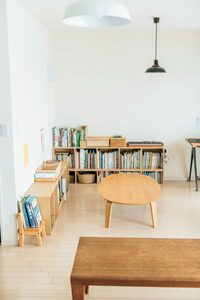リビング コーナーに本棚
