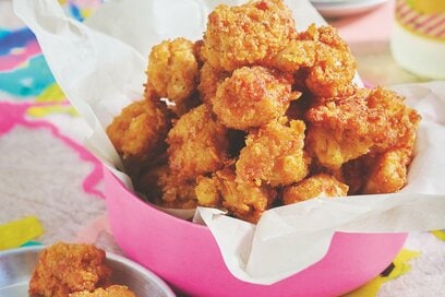驚きのカリっとジューシー食感！鶏胸肉でつくる「ポップコーンフライドチキン」レシピ
