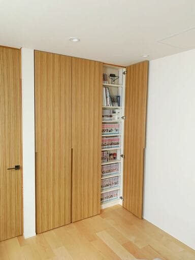 寝室の大きな本棚