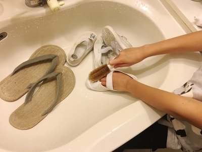 上履きをブラシで洗う様子