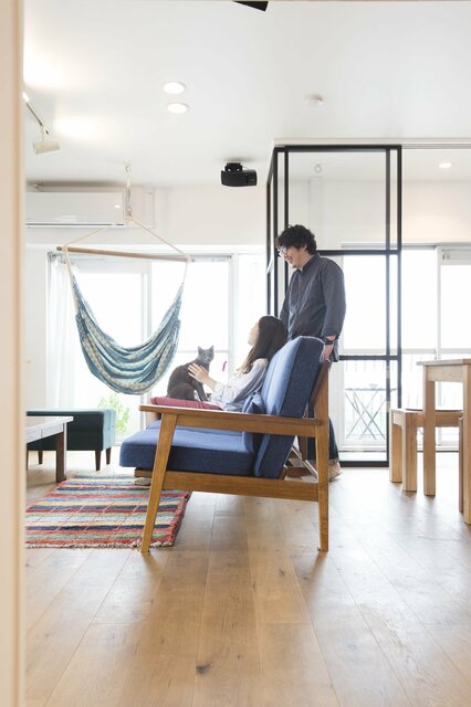 仕事から帰ったら「猫が居た」!? 気ままなロシアンブルーと暮らす家