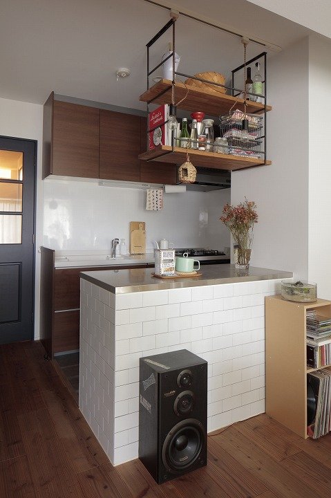 白いタイルのキッチンカウンター