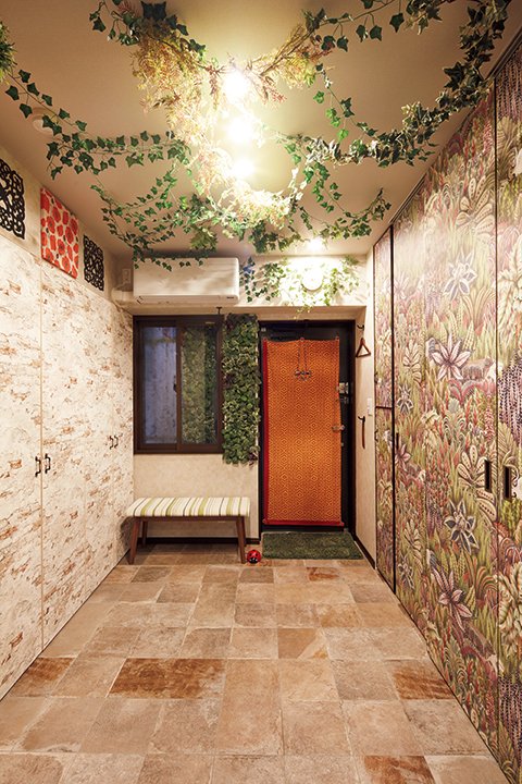 玄関の両脇には大型収納庫を設置