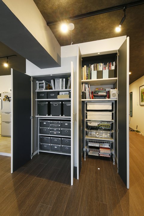 DKとリビングの中間地点に設けた収納スペース