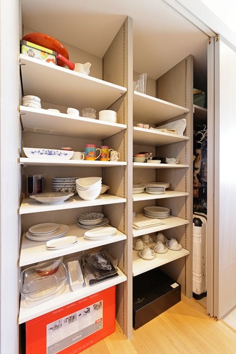 どこに何があるか一目瞭然の食器収納スペース