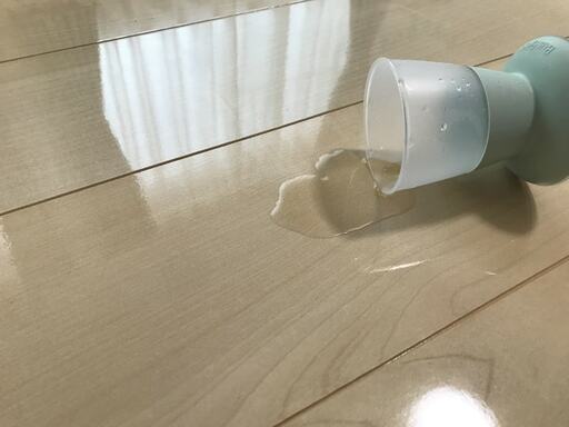 こぼした水をはじくフロアコーティング