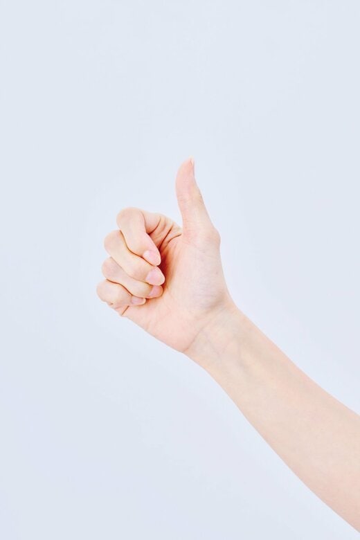 親指を立てた手