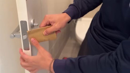 トイレットペーパーの芯を挟む様子