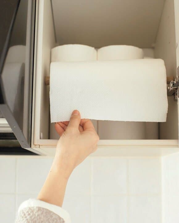 つっぱり棒でペーパーを収納