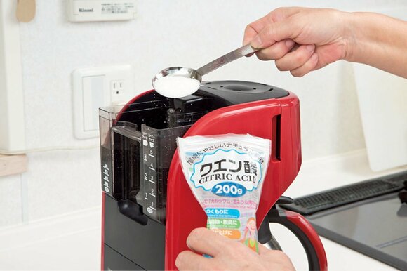 水タンクに水とクエン酸を入れる