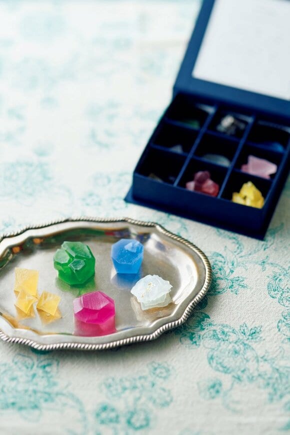 銀色トレイに寒天菓子