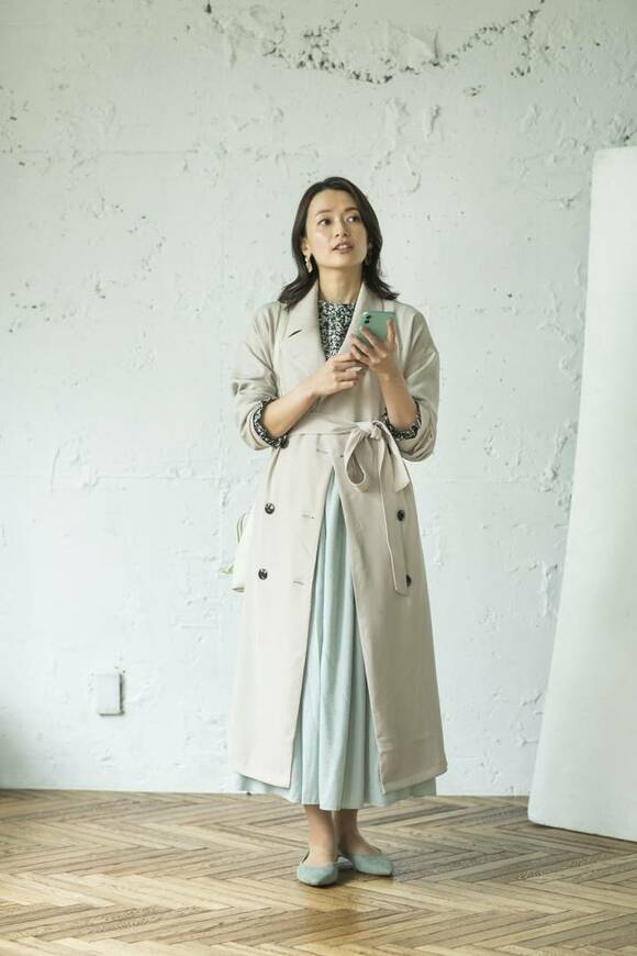 スマホを持っている女性