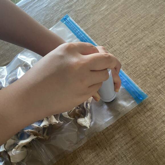 手動ポンプを脱気バルブの上に当てる