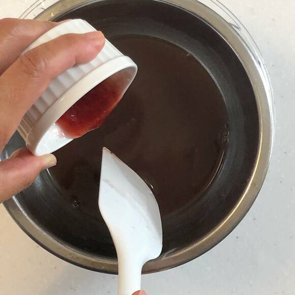 ようかん液をステンレスボウルに移しジャムをいれた様子