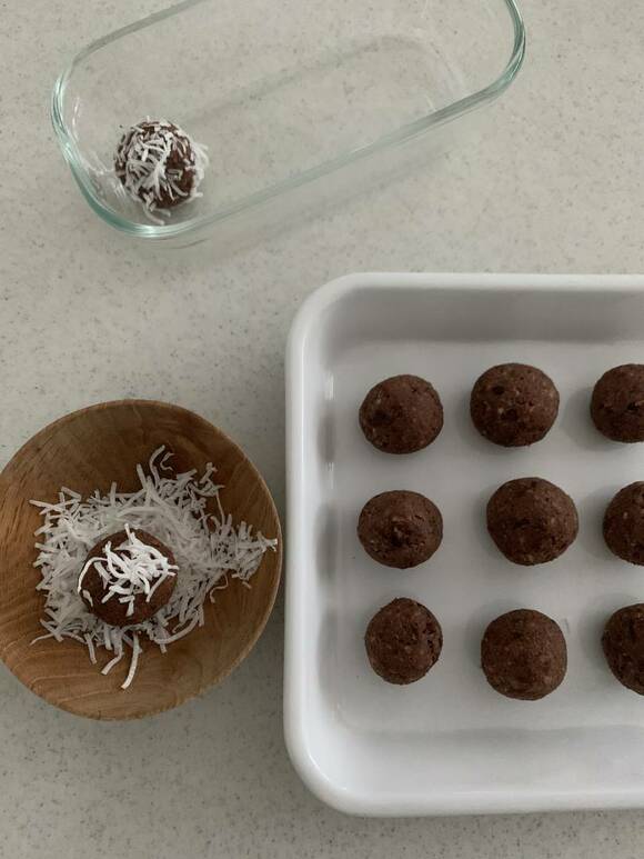 ココナツファインやカカオパウダーをまぶす